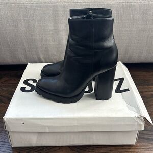 Schultz bota salto alto booties, size 7 B
